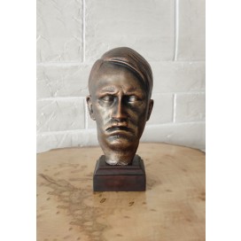 Adolf-Hitler-Büste als Schreibtischdekoration aus Polyresin, Bronze matt, auf Kiefernholzsockel