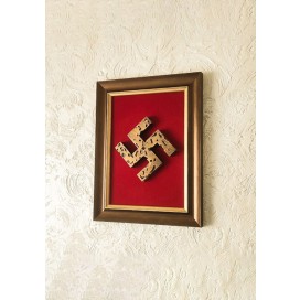 Handgemachte gerahmte Wandkunst-Dekoration; Aufhängbereit; Das NSDAP-Symbol ist auf einer Polyesterleinwand platziert; Die Leinwand und das 3D-Hakenkreuz sind mit einem hochwertigen, wasserdichten Rahmen gerahmt; Hakenkreuz – aus Polyresin; Farbe: Br..