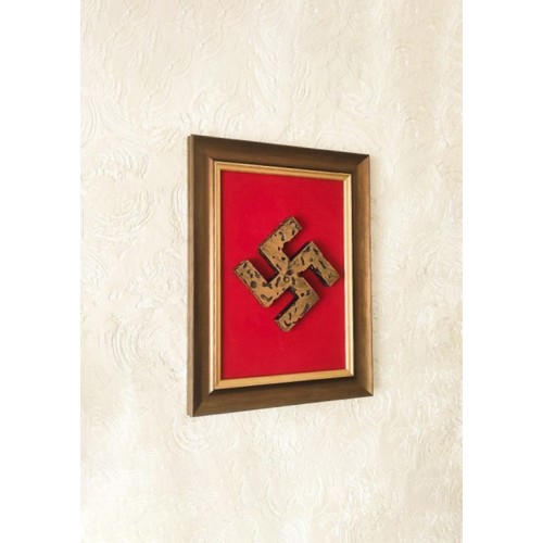 Handgemachte gerahmte Wandkunst-Dekoration; Aufhängbereit; Das NSDAP-Symbol ist auf einer Polyesterleinwand platziert; Die Leinwand und das 3D-Hakenkreuz sind mit einem hochwertigen, wasserdichten Rahmen gerahmt; Hakenkreuz – aus Polyresin; Farbe: Br..