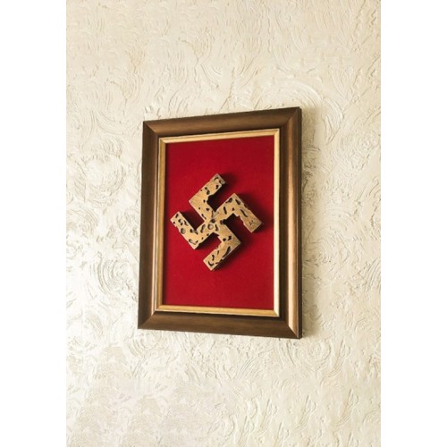 Handgemachte gerahmte Wandkunst-Dekoration; Aufhängbereit; Das NSDAP-Symbol ist auf einer Polyesterleinwand platziert; Die Leinwand und das 3D-Hakenkreuz sind mit einem hochwertigen, wasserdichten Rahmen gerahmt; Hakenkreuz – aus Polyresin; Farbe: Br..