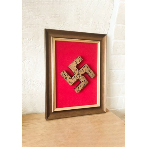 Handgemachte gerahmte Wandkunst-Dekoration; Aufhängbereit; Das NSDAP-Symbol ist auf einer Polyesterleinwand platziert; Die Leinwand und das 3D-Hakenkreuz sind mit einem hochwertigen, wasserdichten Rahmen gerahmt; Hakenkreuz – aus Polyresin; Farbe: Br..