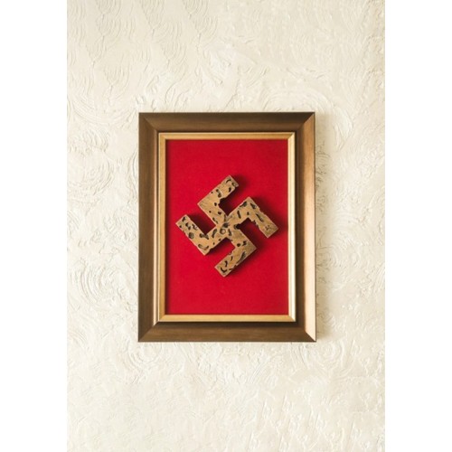 Handgemachte gerahmte Wandkunst-Dekoration; Aufhängbereit; Das NSDAP-Symbol ist auf einer Polyesterleinwand platziert; Die Leinwand und das 3D-Hakenkreuz sind mit einem hochwertigen, wasserdichten Rahmen gerahmt; Hakenkreuz – aus Polyresin; Farbe: Br..