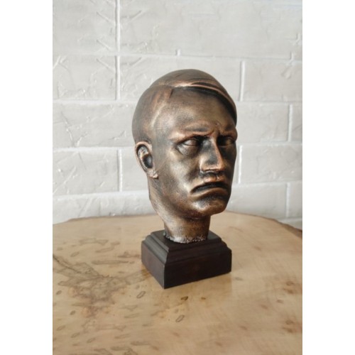 Adolf-Hitler-Büste als Schreibtischdekoration aus Polyresin, Bronze matt, auf Kiefernholzsockel
