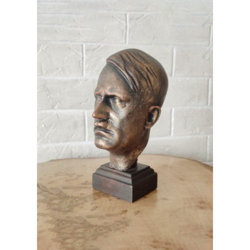 Adolf-Hitler-Büste als Schreibtischdekoration aus Polyresin, Bronze matt, auf Kiefernholzsockel
