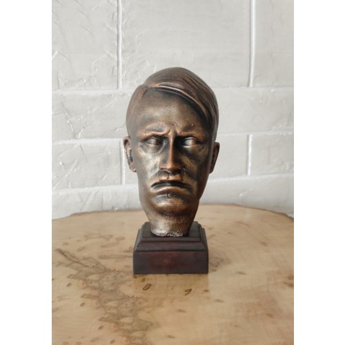 Adolf-Hitler-Büste als Schreibtischdekoration aus Polyresin, Bronze matt, auf Kiefernholzsockel